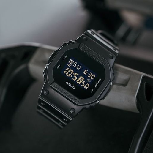 지샥 군인전자시계 솔리드 매트블랙 사각 스포츠 훈련소 남자전자시계 DW-5600UBB-1