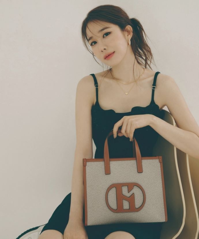 [롯데백화점] 헤지스 ACC [유인나 PICK] 인기대란 H소가죽 패치 베이지 토트 겸 숄더백 M HIBA3E108I2