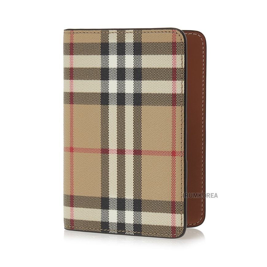 [롯데백화점] 버버리 SS25 여성 체크 여권지갑 8094441 LS PASSPORT COVER DFC A7026