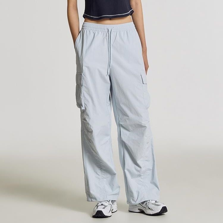 뉴발란스 NB. WOMEN 에센셜 경량 우븐 카고 와이드 팬츠 NBNTG2W412-51