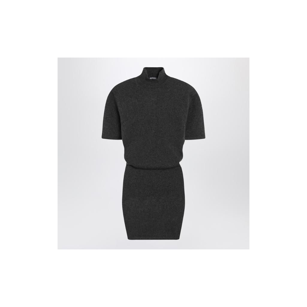 [해외] 자크뮈스 JACQUEMUS 다크그레이 울 캐시미어 원피스 25HDRW00713AK00282/XL_JACQM-970_108-40