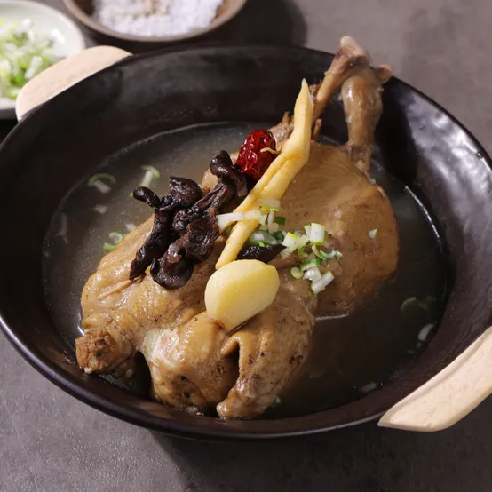 [포토리뷰 1천점 적립] 능이향의 풍미 진한 검은 보약 능이삼계탕 1.3kg 2팩/ 3팩