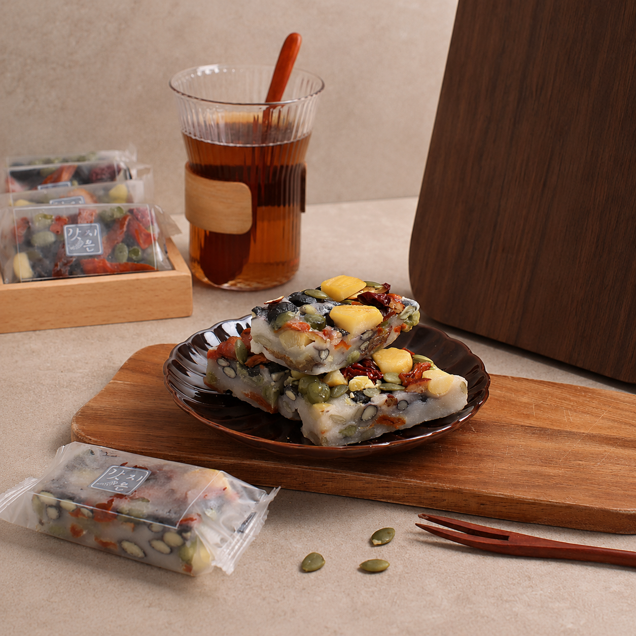 (개별포장) 국내산 찹쌀과 서리태콩으로 만든 모듬영양찰떡 50g x 14개입 총 700g