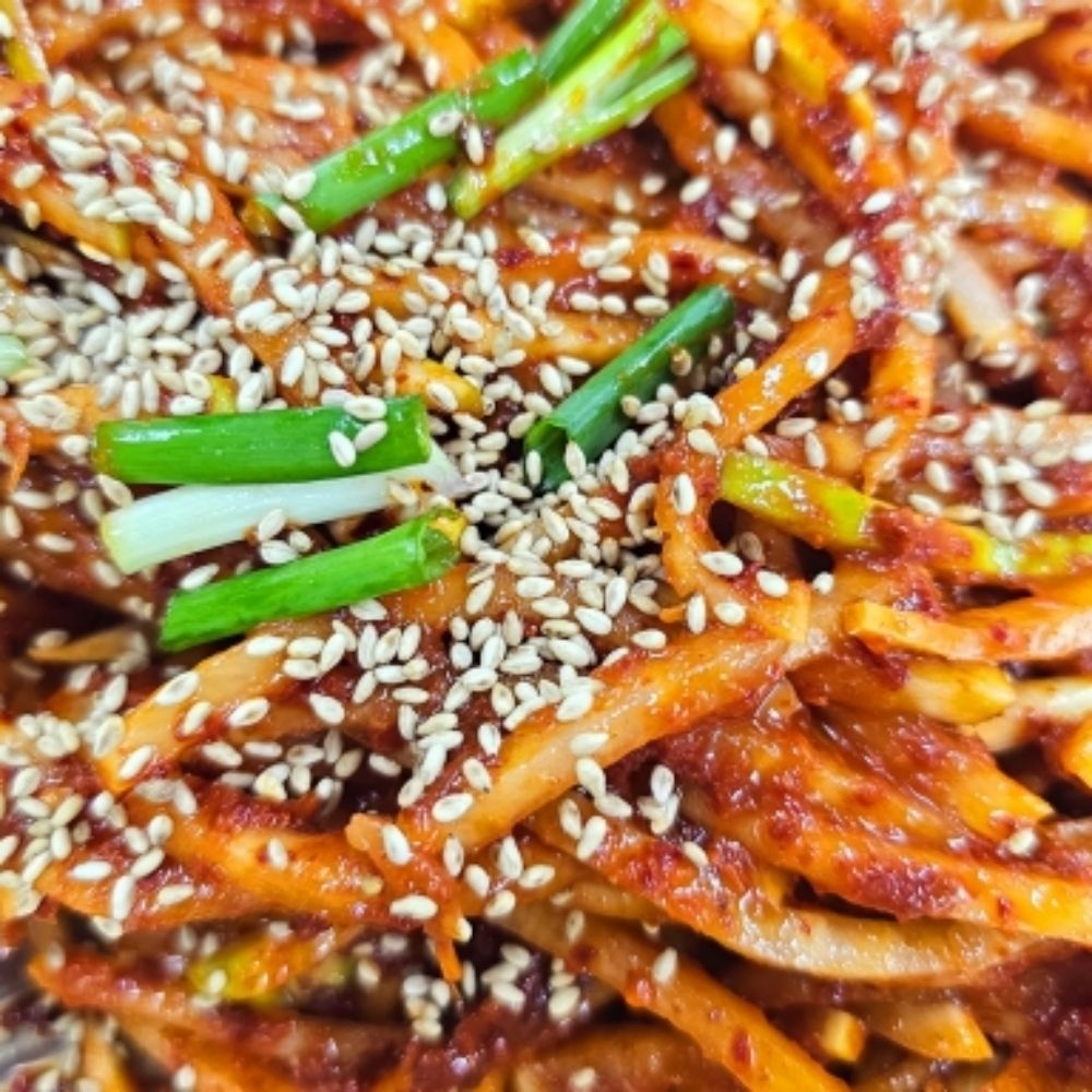 홍쁘로식품 비빔밥재료 국산무 달큰한 제주도 무생채 1KG 2KG 겨울 월동무 김치반찬