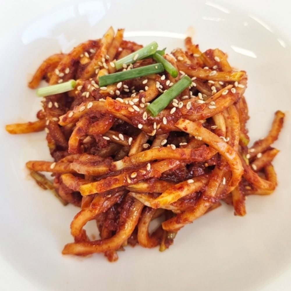 홍쁘로식품 무김치 무침반찬 달큰한 제주도 무생채 1KG 2KG 겨울 월동무 김치반찬