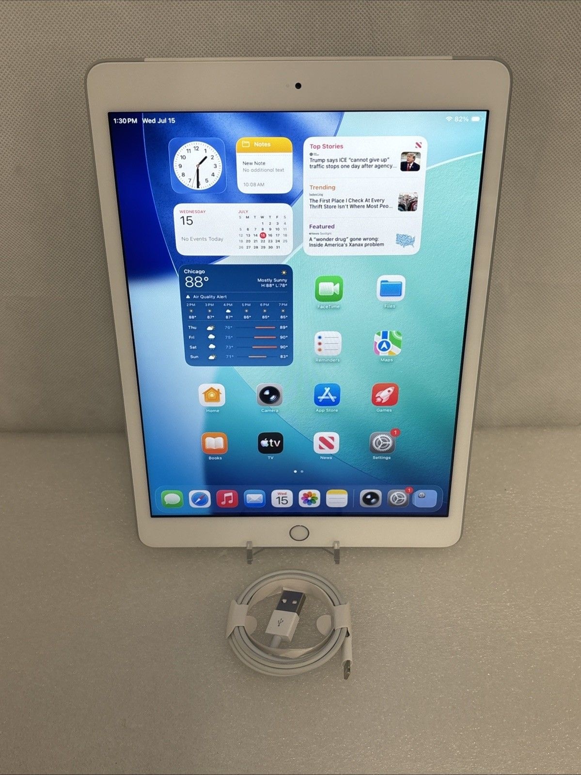 아이패드 (8세대) A2428 32GB, Wi-Fi + 4G, 10.2인치 - 실버 *흰색 반점* 1095641