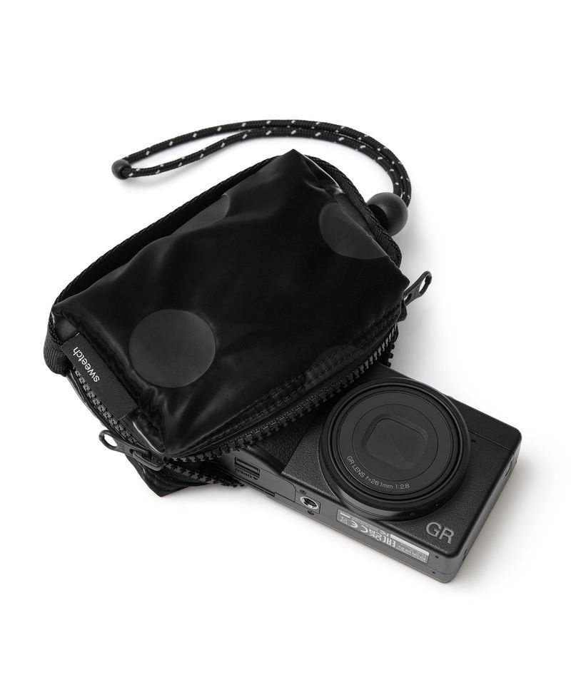 스위치 SWEETCH CAMERA POUCH 001 Glossy Black Polka Dot