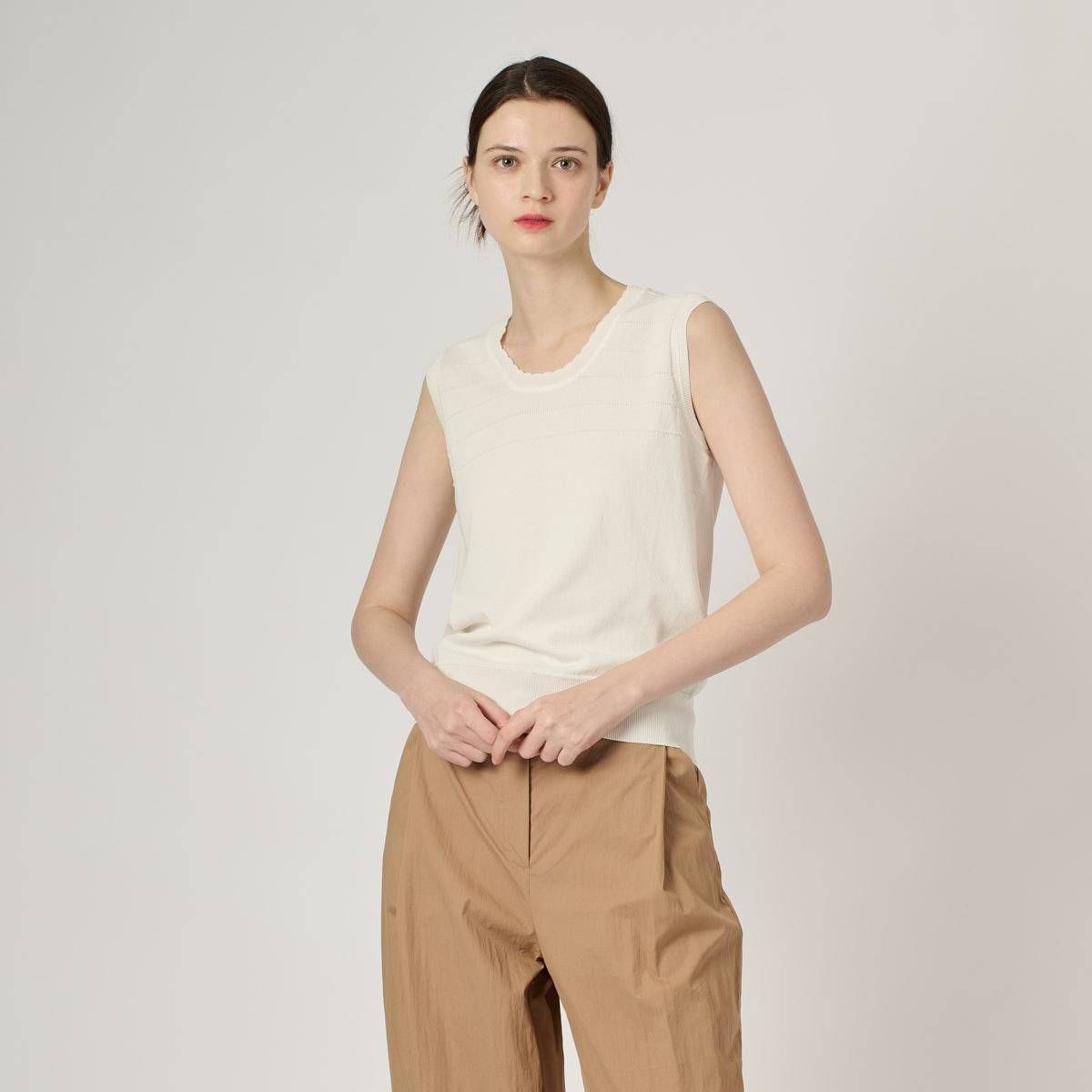 BCBG 엠보 스트라이프 니트 슬리브리스 B4M4K375 S7T3V8W1 R7S3T8V1