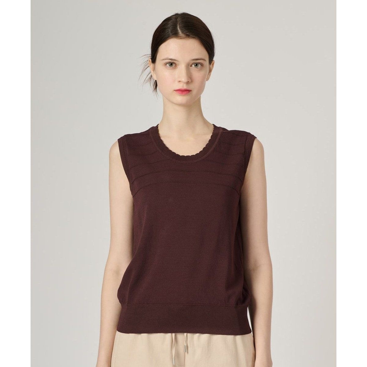 BCBG 엠보 스트라이프 니트 슬리브리스 B4M4K375 R6S9T2V4 C7D2E9F4