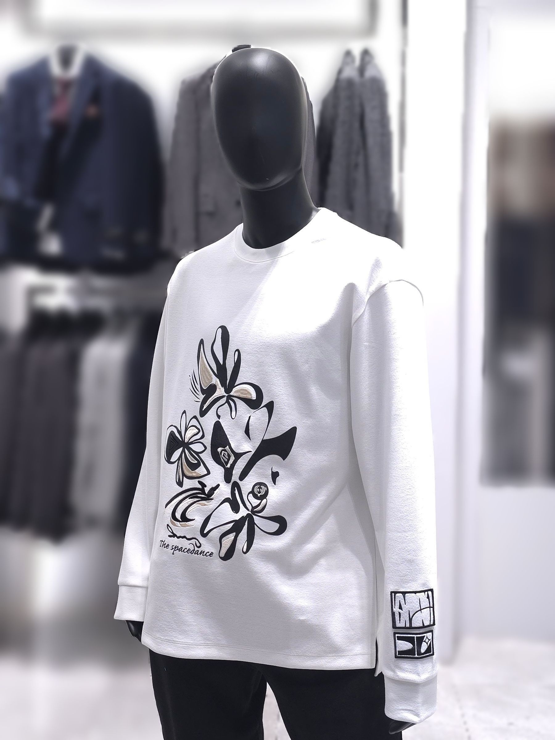 리버클래시 24FW 화이트 플라워 아트웍 라운드 티셔츠 LKF41407 739244