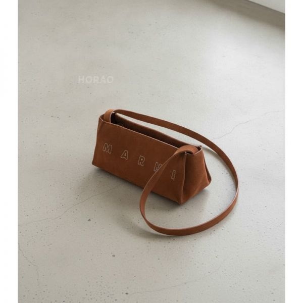 마르니 26FW 뮤제오 스웨이드 클러치 (SBMP0248U 2P9267 00M28)