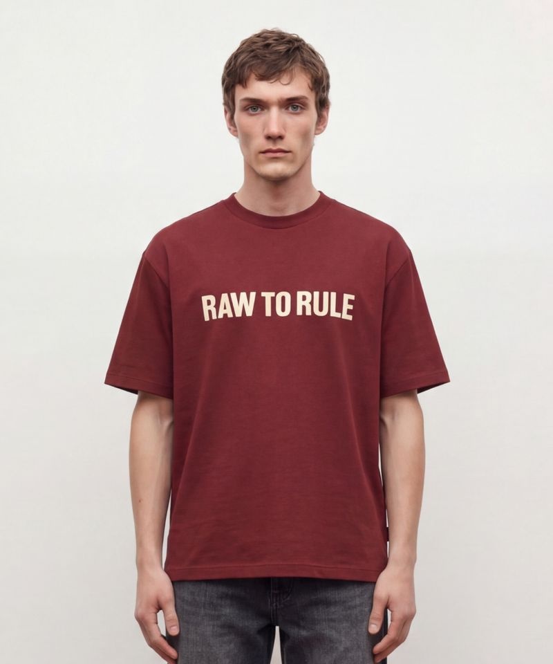 JILLSTUART NEWYORK MEN <매장정품> JILLSTUART 질스튜어트 NEWYORK MEN RAW TO RULE 그래픽 티셔츠 - 다크와인 (JNTS6B404D3) JNTS6B404D3 1963464
