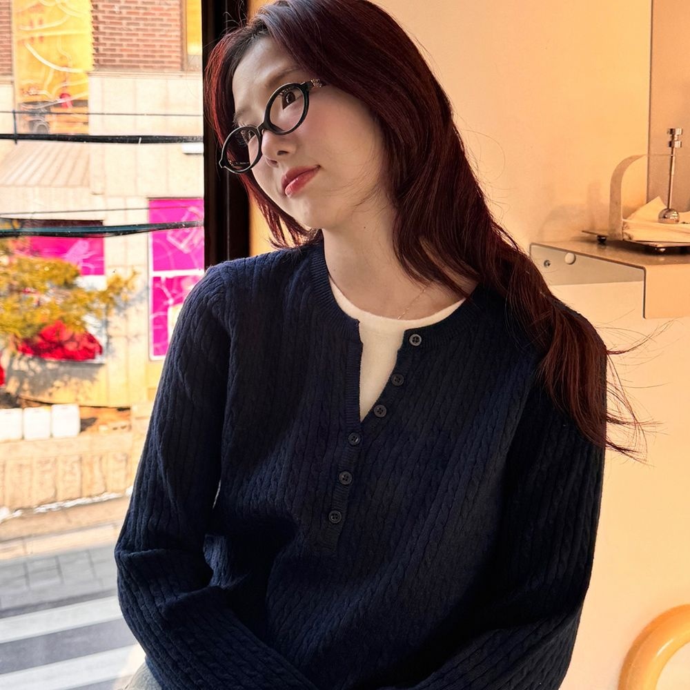 레이어드 헨리넥 시그니처 케이블 니트 (네이비)