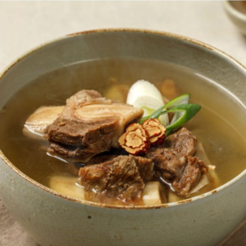 24시간 이상 가마솥에서 푹 끓여 진한 수제 갈비탕 1kg