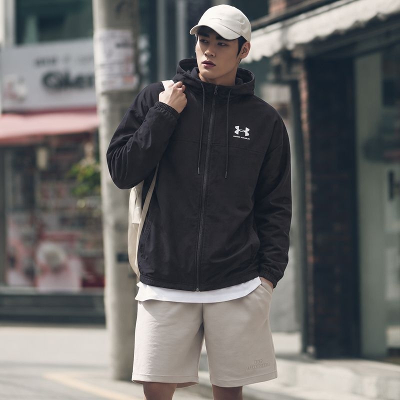 [온세일]언더아머 라이벌 윈드브레이커 남자 바람막이 우븐 후드 점퍼 자켓 1390149-001 (1390149-001)