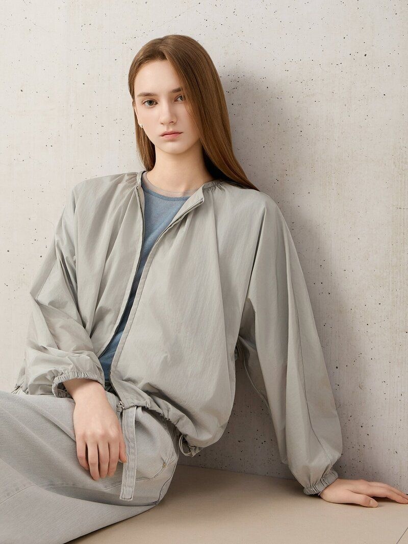 [롯데백화점] 아이잗컬렉션 크링클 드로우스트링 라운드넥 점퍼 CS7A0JP971