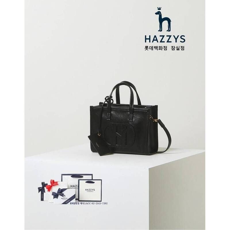 <매장정품> HAZZYS 헤지스 [선물포장] HIBA3F506BK_여성 블랙 로고패치 소가죽 미니토트백 HIBA3F506BK_JN 1974350