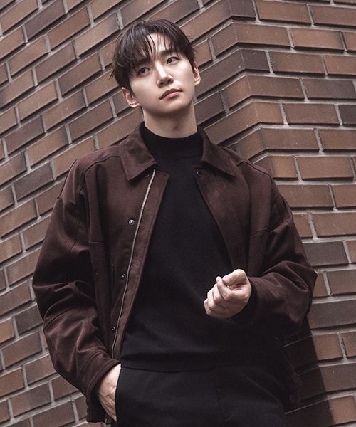 [리버클래시][26FW][이준호 PICK] LMF32803 다크브라운 인조가죽 커브드 라인 스웨이드 자켓
