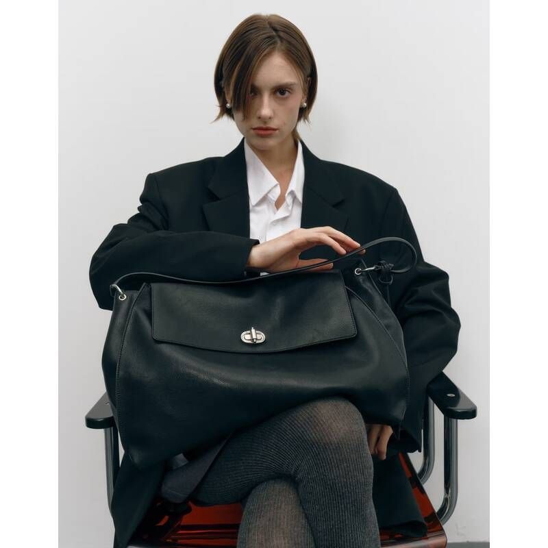 <매장정품> JILLSTUART 질스튜어트 JABA6E100BK [AUBE] 블랙 가죽 오브 장식 숄더백 L (파우치포함) JABA6E100BK-LL 1994981