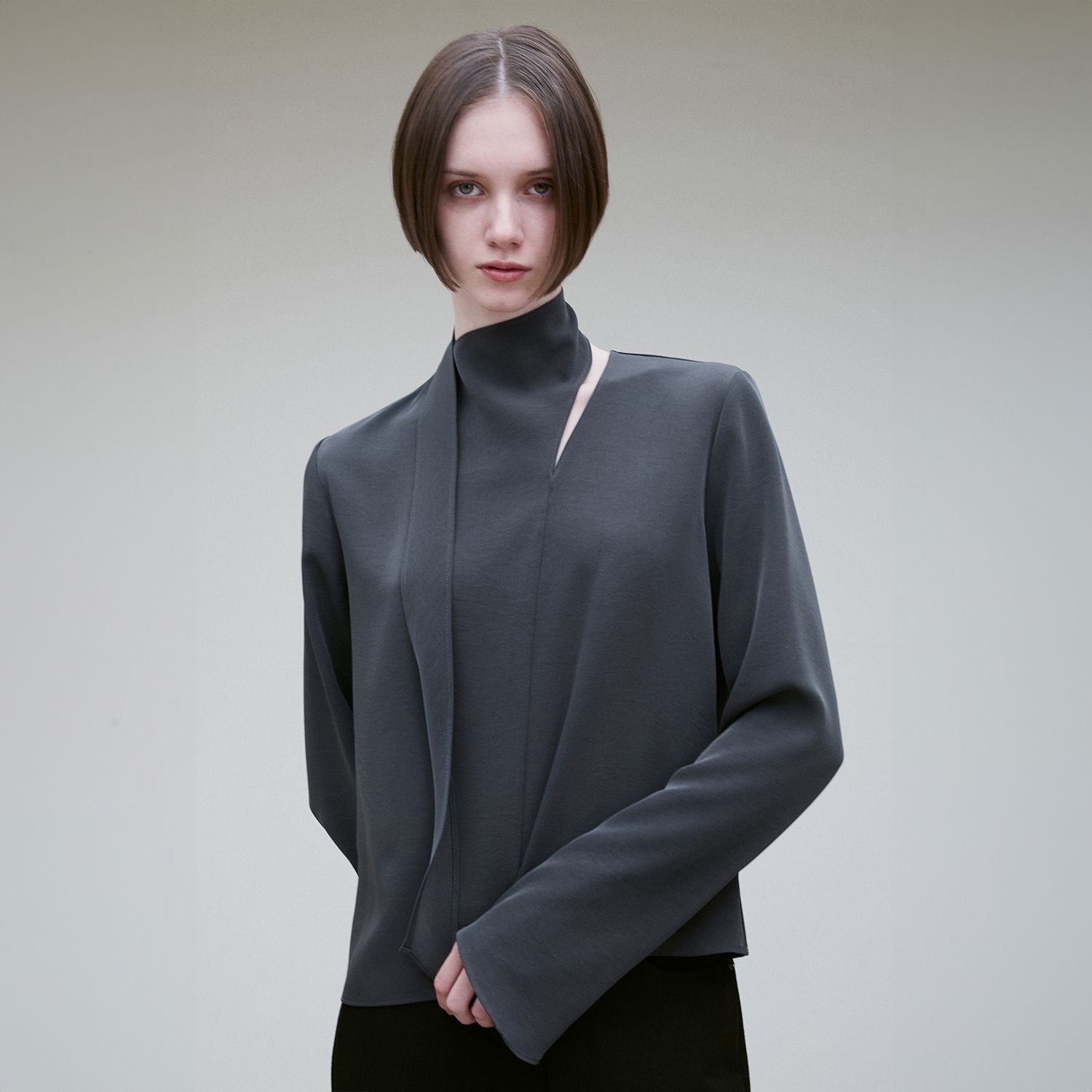 리이 SCARF DETAIL BELL-SLEEVE BLOUSE CHARCOAL