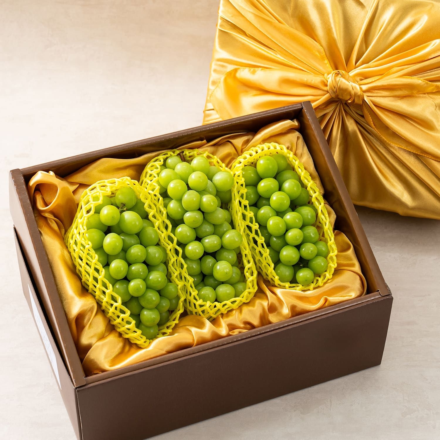 과일꾼 (현대Hmall) [지정일출고/에어셀+보자기포장] 샤인머스켓 고급 선물세트(2kg/2-3수)