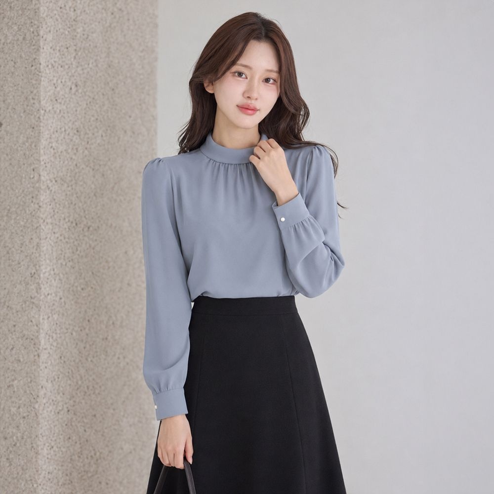 모리스커밍홈 터틀 셔링 하이넥 골드버튼 블라우스_M2609BL192C
