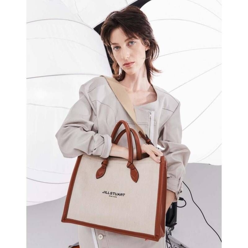질스튜어트 뉴욕 뉴페이퍼 14인치 노트북 수납 가능 아이보리 캔버스 북토트백 JABA3E330I2 J6K8L3M1 T6V9W2X4