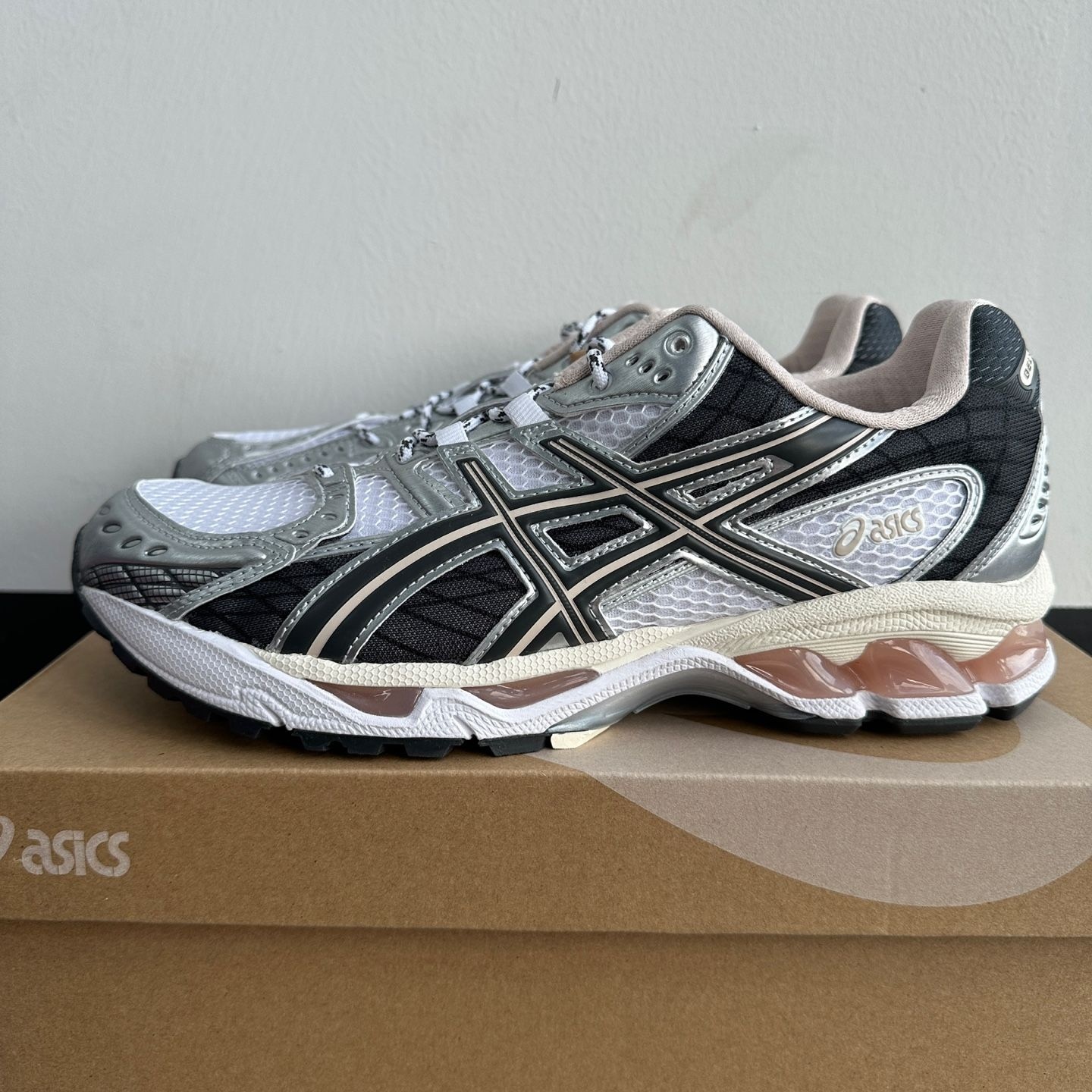 [오늘출발] 아식스 [국내 매장판] 아식스 젤 님버스 10.1 화이트 옵시디언 그레이 커플 운동화 러닝화 1203A543-104
