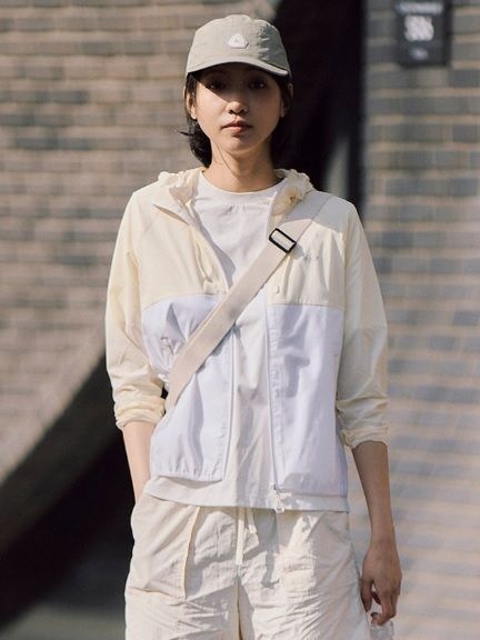 [정상가:89,900원] 여성 경량 후드 바람막이 PHF2JJ2750