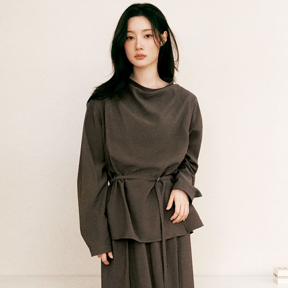 온앤온 하프넥 드레이프 블라우스 NEW6AB824