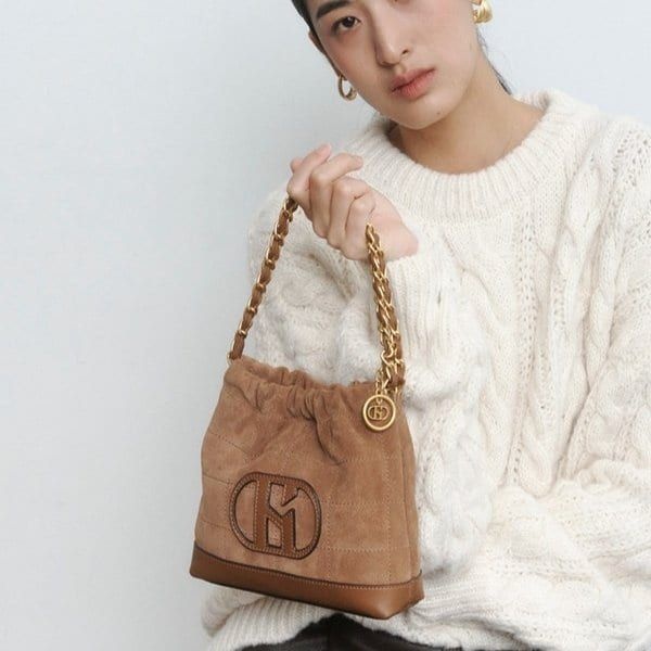헤지스 H20스웨이드 베이지 레더 퀼팅 체인 호보 숄더백 S HIBA5F593I2 QRM660 SCS060