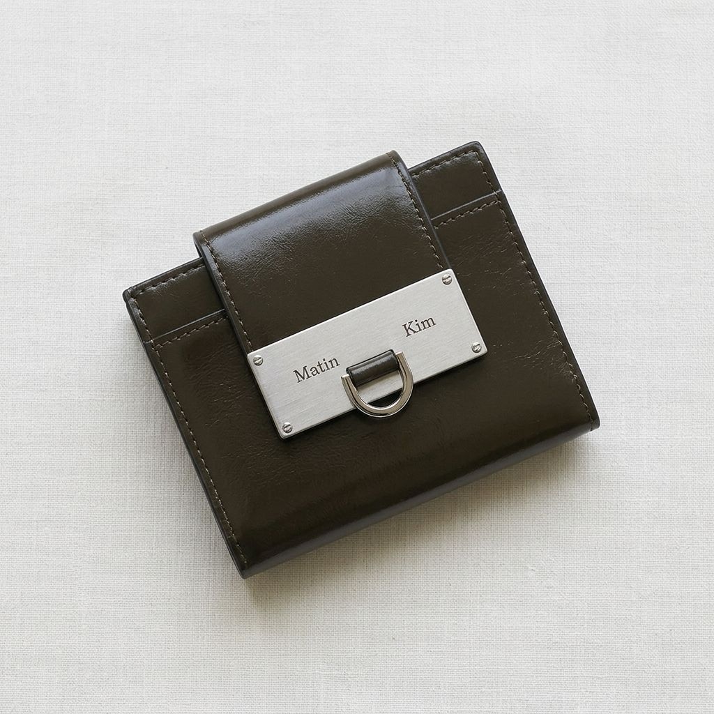 마뗑킴 ARCH RING FLAP WALLET IN KHAKI MK2677WL011MKH