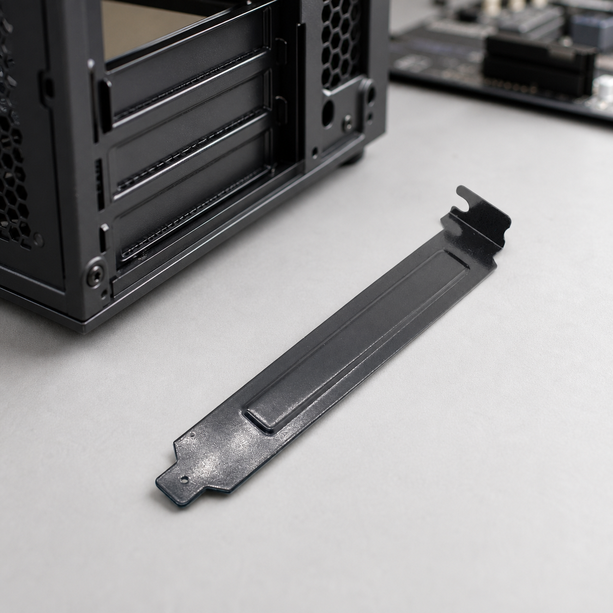 티테크놀로지 컴퓨터 <b>케이스</b> pc 후면 pci 슬롯 커버 브라켓 가이드 120mm 블랙 먼지유입방지 <b>본체</b>마감