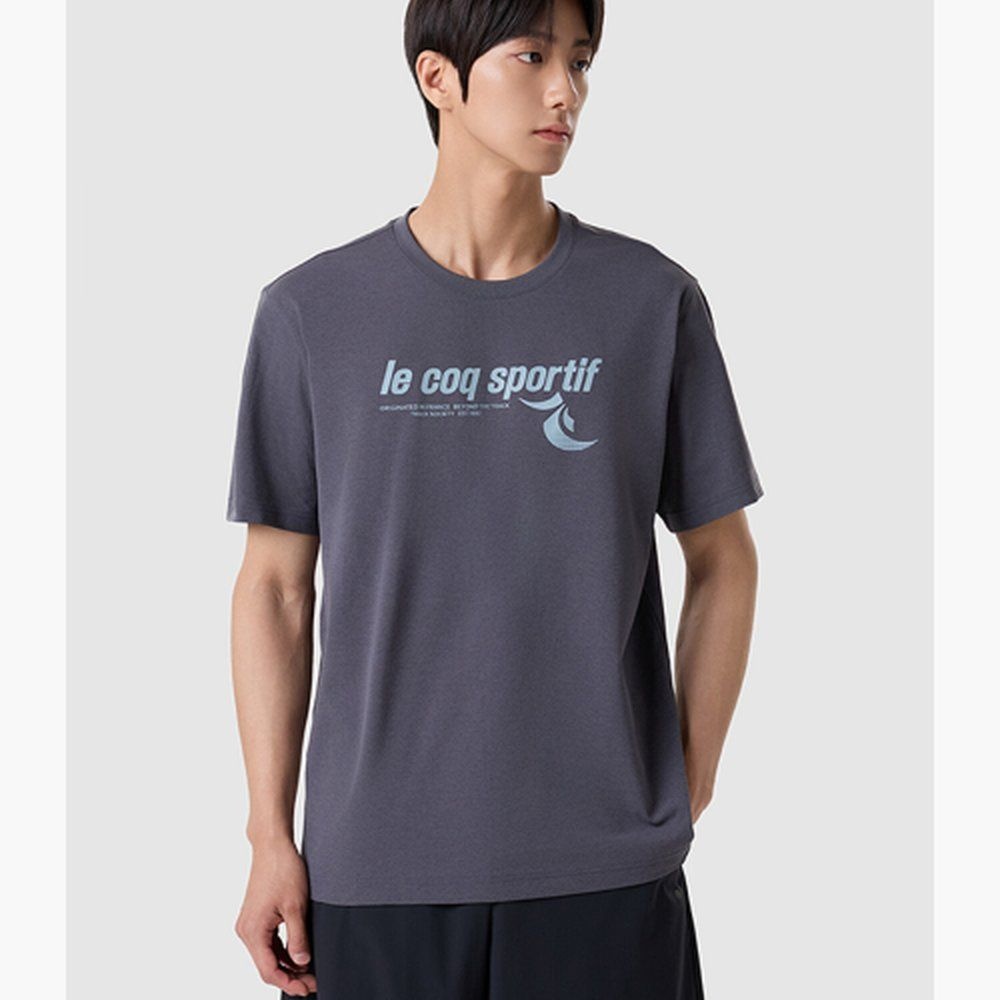 제조자 : 데상트코리아 / 수입자 : 제이에스에이어패럴 (입고 시기에 따라 르꼬끄 유니 르프레쉬 백레터 반팔티 - 다크그레이 QR223ERS63 6361946
