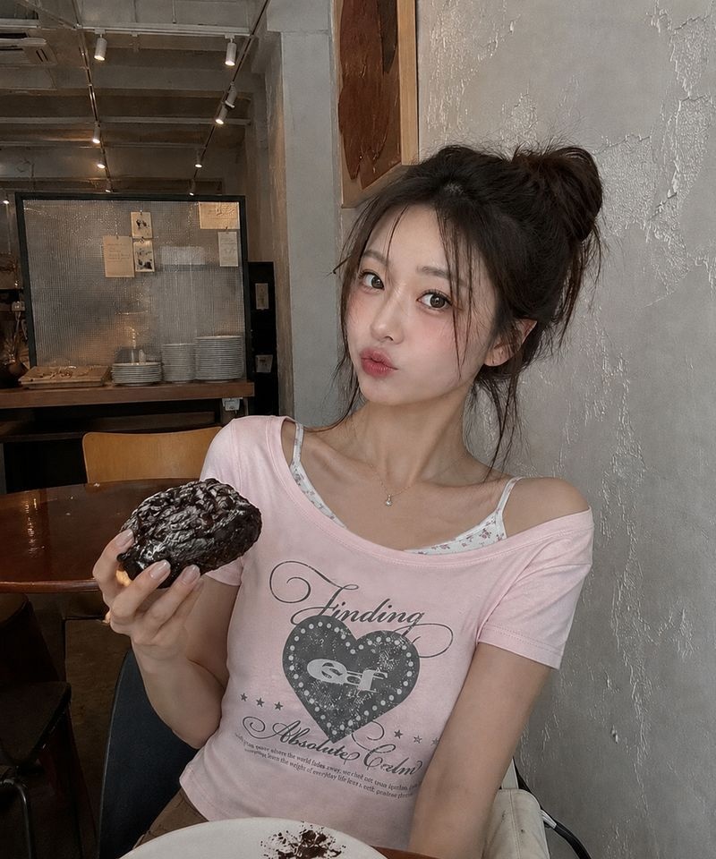 ESCAPEFROM 이스케이프프롬 ESCAPEFROM 하트 포인트 ESCF 프린트 보트넥 슬림핏 반팔티 4color E261OST 3860881