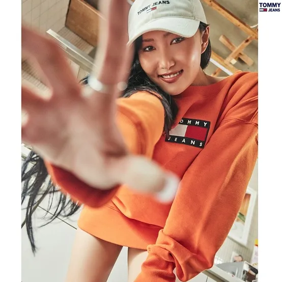 *환불원정대 화사착용*공용 TOMMY 스몰플래그 맨투맨